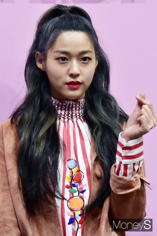 [머니S포토] AOA 설현, '깜찍 하트는 기본 장착'