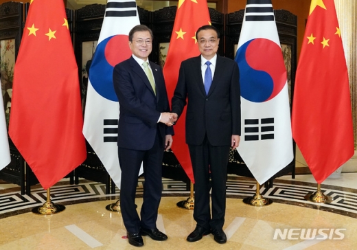 문재인 대통령이 23일 중국 청두 진장호텔에서 리커창 중국 총리와 회담 전 악수를 나누고 있는 모습. /사진=뉴시스     