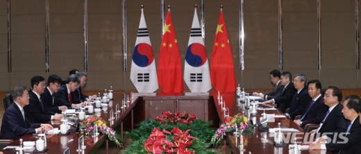 문재인 대통령이 23일 중국 청두 진장호텔에서 리커창 총리와 회담하고 있는 모습. /사진=뉴시스   