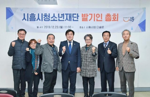 왼쪽부터 최찬희 시흥 예술문화단체 총연합회 회장, 강점숙 목감종합사회복지관장, 이성 장곡고등학교장, 임병택 시흥시장, 송미희 시흥시의원, 김성현 농협중앙회 시흥시지부장, 운영병 시흥시 평생교육원장. / 사진제공=시흥시