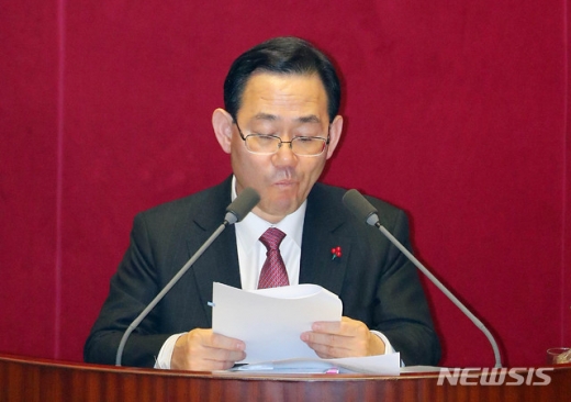 주호영 자유한국당 의원이 24일 서울 여의도 국회 본회의에서 열린 '선거법 개정안'에 대해 무제한토론에서 사탕을 먹으며 발언을 이어가고 있다.
