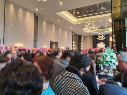 지난 21일 오후2시 경남 창원의 A웨딩컨벤션 힐그랜드홀에서 조근제 함안군수의 큰딸 결혼식이 양가 친·인척을 비롯한 1000여명의 하객이 입추의 여지없이 가득찬 가운데 성대히 열렸다. &copy;머니S 독자 제공.