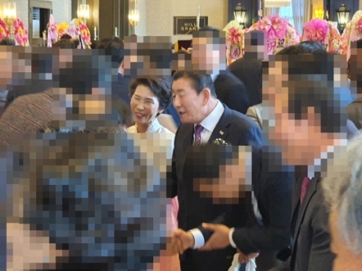 지난 21일 오후2시 경남 창원의 A웨딩컨벤션 힐그랜드홀에서 조근제 함안군수의 큰딸 결혼식이 양가 친·인척을 비롯한 1000여명의 하객이 입추의 여지없이 가득찬 가운데 성대히 열렸다. 조근제 군수 내외가 하객들에게 인사를 하고 있다. &copy;머니S 독자 제공.