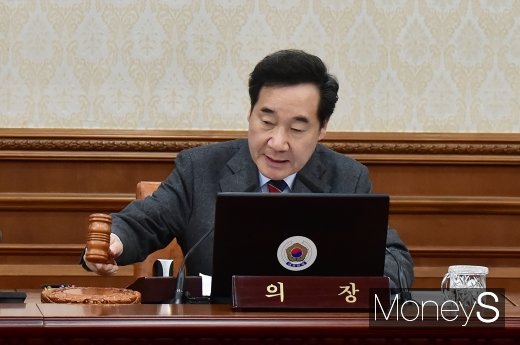 [머니S포토] 정부, 2020년 512조 예산안 국무회의