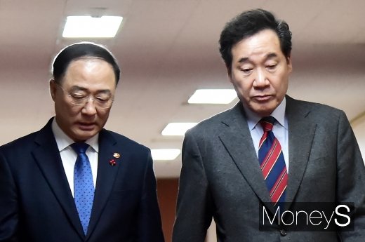 [머니S포토] 2020 예산안 의견 나누는 이낙연-홍남기