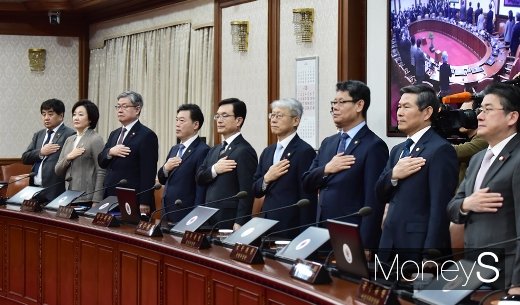 [머니S포토] 국민의례하는 각부처 장-차관들