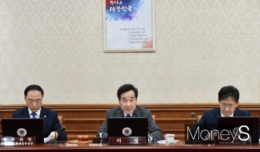 [머니S포토] 512조 예산 의결 앞둔 이낙연총리