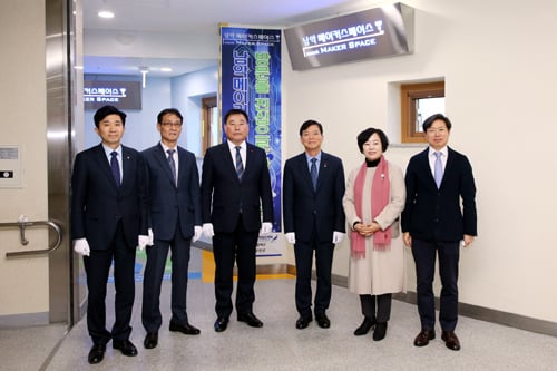 지난 23일 남악복합주민센터에서 김산 무안군수, 이정운 무안군 의회의장, 무안교육지원청 교육장, 전남도 중소벤처기업과장 등 50여 명이 참석한 가운데 '남악 메이커 스페이스' 개소식을 개최했다.'메이커 스페이스(Maker Space)'는 3D 프린터, 3D 스캐너, 3D 펜, 아두이노 등 첨단 장비가 구비돼 자유롭게 자신의 아이디어를 구현할 수 있는 창작 활동 공간으로 주목 받고 있다./사진제공=무안군