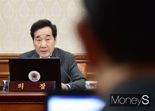 [머니S포토] 이낙연 총리, 512조 예산안 의결 국무회의 주재