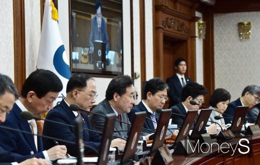 [머니S포토] 정부, 국회 계류 부수법 처리