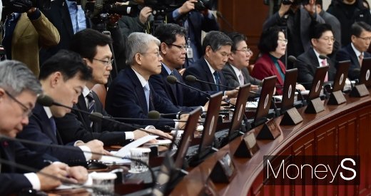 [머니S포토] 예산안 관련 총리 발언 경청하는 각부처