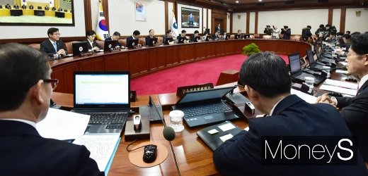 [머니S포토] 국민의 눈과 귀 집중된 512조 예산안 의결 국무회의