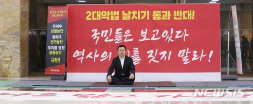 황교안 자유한국당 대표가 지난 23일 오후 서울 여의도 국회 본회의장 앞에서 모든 의원들이 입장한 뒤 농성을 이어가고 있다. /사진=뉴시스