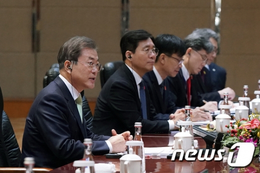 문재인 대통령이 23일 중국 청두 진장호텔에서 리커창 중국 국무원 총리와 회담을 하고 있다. /사진=뉴스1