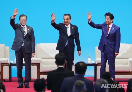 문재인 대통령과 리커창 중국 국무원 총리, 아베 신조 일본 총리가 24일 중국 쓰촨성 청두 세기성 박람회장에서 열린 제7차 한중일 비즈니스 서밋에 참석하고 있다. /사진=뉴시스