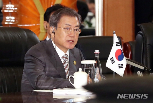 문재인 대통령이 24일 중국 청두의 세기성 국제회의장에서 열린 한-중-일 정상회의에 참석해 발언하고 있다. /사진=뉴시스
