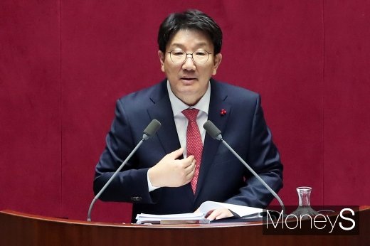 [머니S포토] 권성동 필리버스터 4시간째