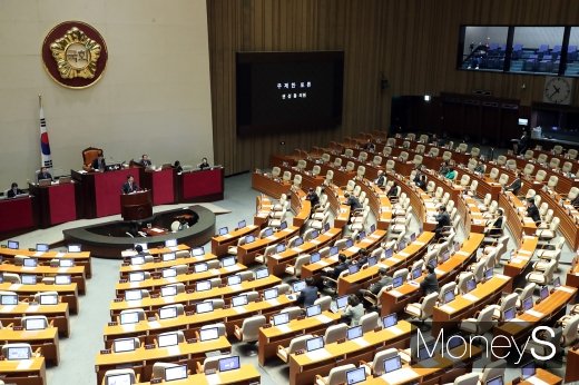 [머니S포토] 필리버스터 이틀차 권성동 의원 강행