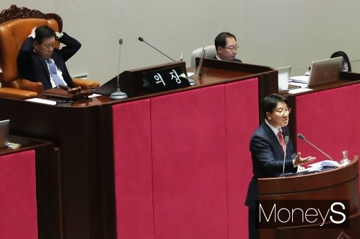 [머니S포토] 필리버스터 국회, 발언하는 권성동