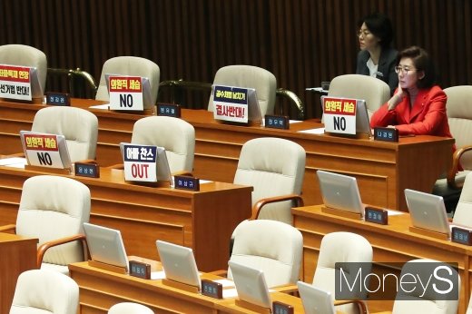 [머니S포토] 필리버스터 지켜보는 나경원