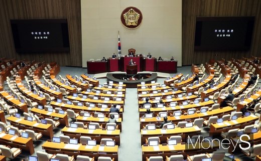 [머니S포토] 무제한 토론 이어가는 권성동 의원