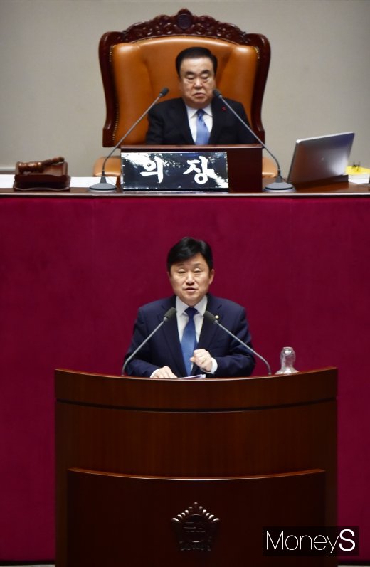 [머니S포토] 최인호 의원, 맞불 필리버스터 진행