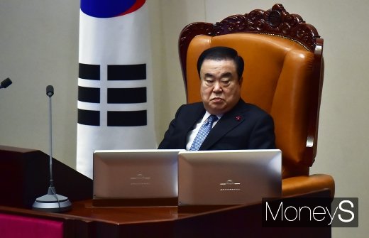 [머니S포토] 필리버스터 경청하는 문희상 의장