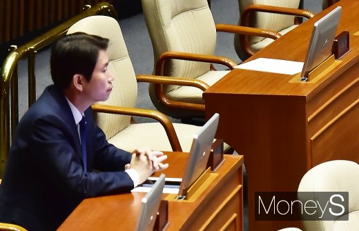 [머니S포토] 필리버스터 경청하는 이인영 원내대표