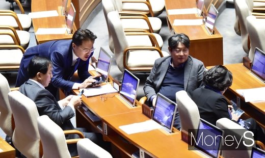 [머니S포토] 필리버스터 국회 지키는 의원들