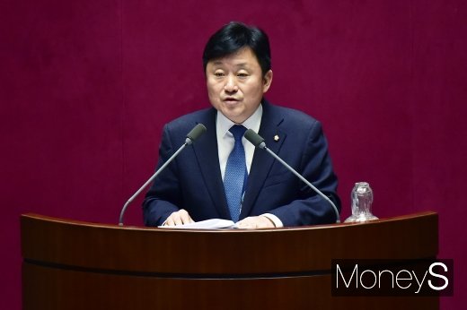 [머니S포토] 필리버스터하는 최인호 민주당 의원