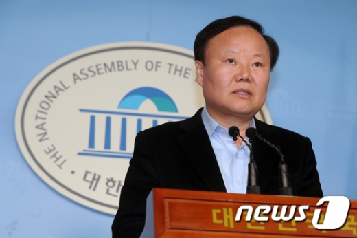 김재원 자유한국당 정책위의장이 24일 오전 서울 여의도 국회 정론관에서 긴급기자회견을 하고 있다. /사진=뉴스1