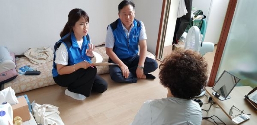 수원시 영통1동 사회복지 공무원과 동 사회복지협의체 관계자가 위기가정 대상자 가정을 방문해 면담하고 있다. / 사진제공=수원시