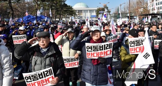 [머니S포토] 소수 정당의 연동비례제 반대 집회