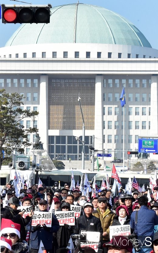 [머니S포토] 국회 여야 필리버스터 맞대결, 여의도 중심 보수 집회 통제