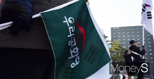 [머니S포토] 국회 앞 대로 가로막은 우리공화당