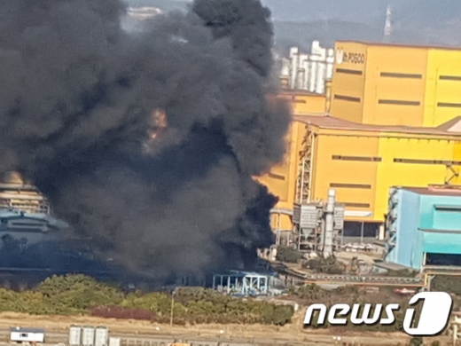 24일 오후 1시20분쯤 전남 광양시 금호동의 포스코 광양제철소 후판제2공장에서 '펑' 소리와 함께 시커먼 연기가 하늘로 솟구치고 있다./사진=뉴스1