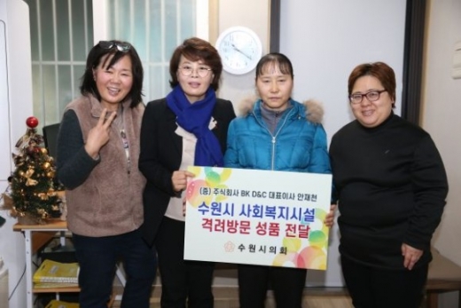 수원시의회 김미경 교통건설체육위원장, 사회복지시설 찾아 기부 성금 등 전달. / 사진제공=수원시의회