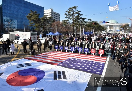 [머니S포토] 국회 앞 가로막은 친박집회