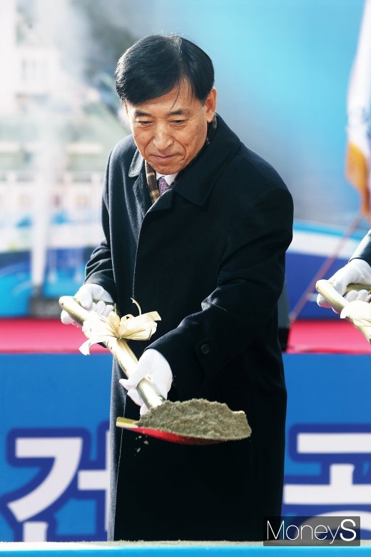 [머니S포토] 한국은행 통합별관 첫삽 뜬 이주열 총재