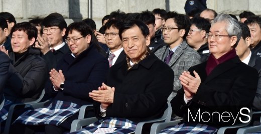 [머니S포토] 한국은행 통합별관 기공, 축하 박수치는 이주열 총재