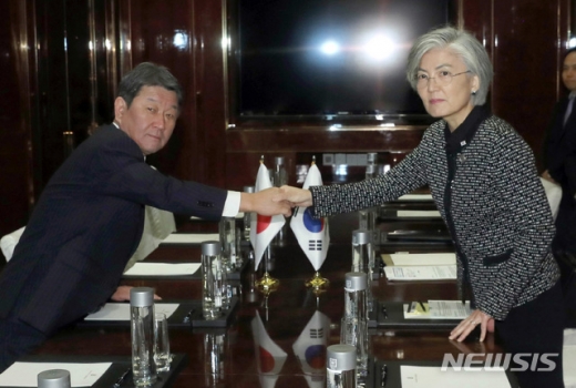 강경화 외교부장관(오른쪽)과 모테기 도시미쓰 일본 외무상이 24일 중국 쓰촨성 리츠칼튼호텔에서 열린 한일외교장관회담에 참석해 악수를 나누고 있다. /사진=뉴시스