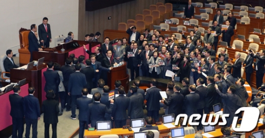 문희상 국회의장이 지난 23일 서울 여의도 국회 본회의장에서 제372회 국회(임시회) 제1차 본회의 개의를 하자 김재원, 주호영 등 자유한국당 의원들이 의장석으로 다가가 항의하고 있다. /사진=뉴스1