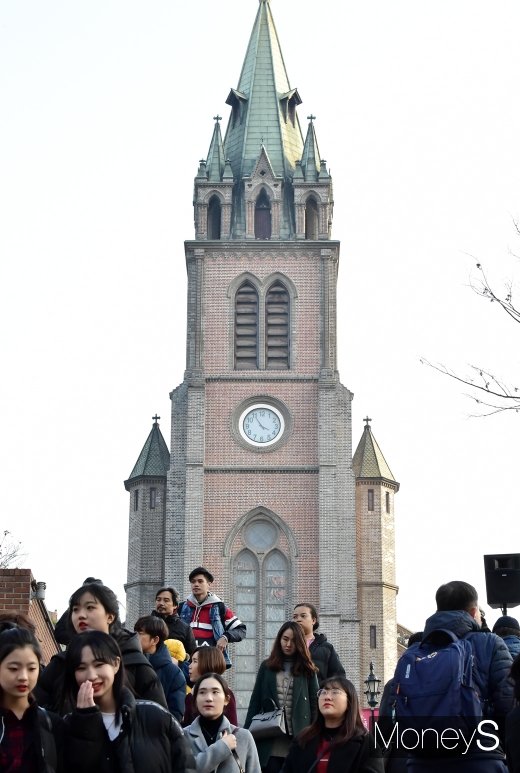 [머니S포토] 하루 앞으로 다가온 성탄절, 명동성당 찾은 시민들