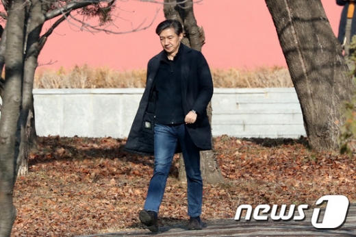 조국 전 법무부장관이 24일 경기 의왕시 서울구치소를 찾아 부인 정경심 동양대 교수를 면회한 뒤 구치소를 빠져나오고 있다. /사진=뉴스1
