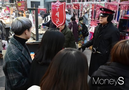[머니S포토] 하루 앞 성탄절, 명동거리 울리는 맑은 구세군 종소리