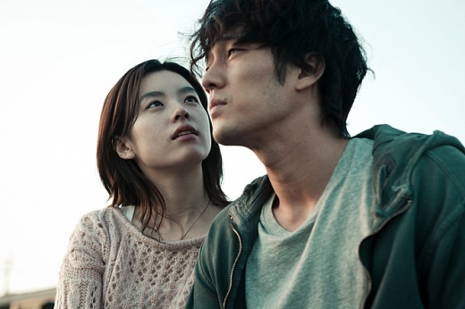 영화 '오직 그대만'에 출연한 배우 소지섭(오른쪽)과 한효주. /사진='오직 그대만' 스틸컷