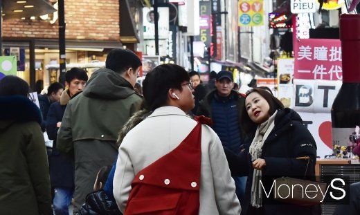[머니S포토] 추위 잊은 크리스마스 이브 명동거리