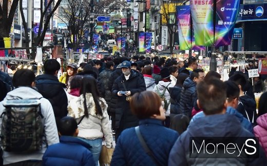 [머니S포토]성탄절 하루 앞 인산인해 이룬 명동거리