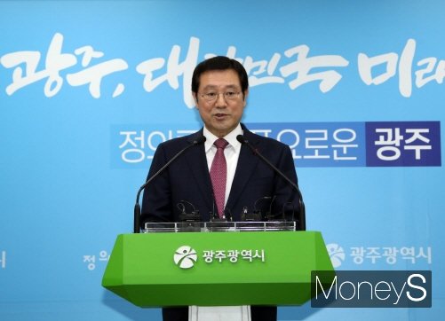 ▲이용섭 광주광역시장이 24일 광주시청 브리핑룸에서 기자회견을 열고 '광주형 일자리 자동차공장 착공식'에 노동계 동참을 호소하고 있다.