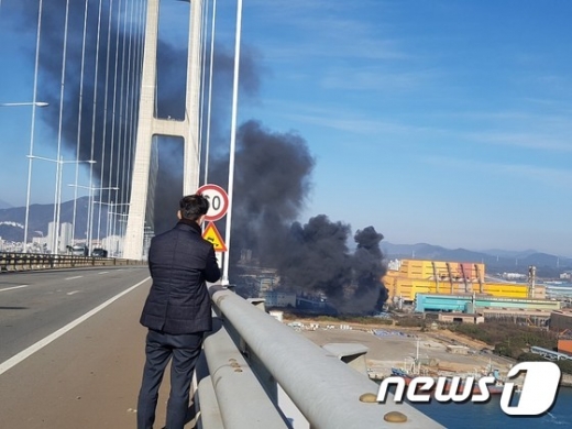 24일 전남 광양시 금호동 포스코 광양제철소 내 공장에서 폭발사고가 일어나 검은 연기가 하늘로 치솟고 있다. /사진=뉴스1(독자제공)
